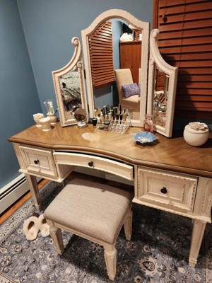 Realyn Vanity/Mirror/Stool