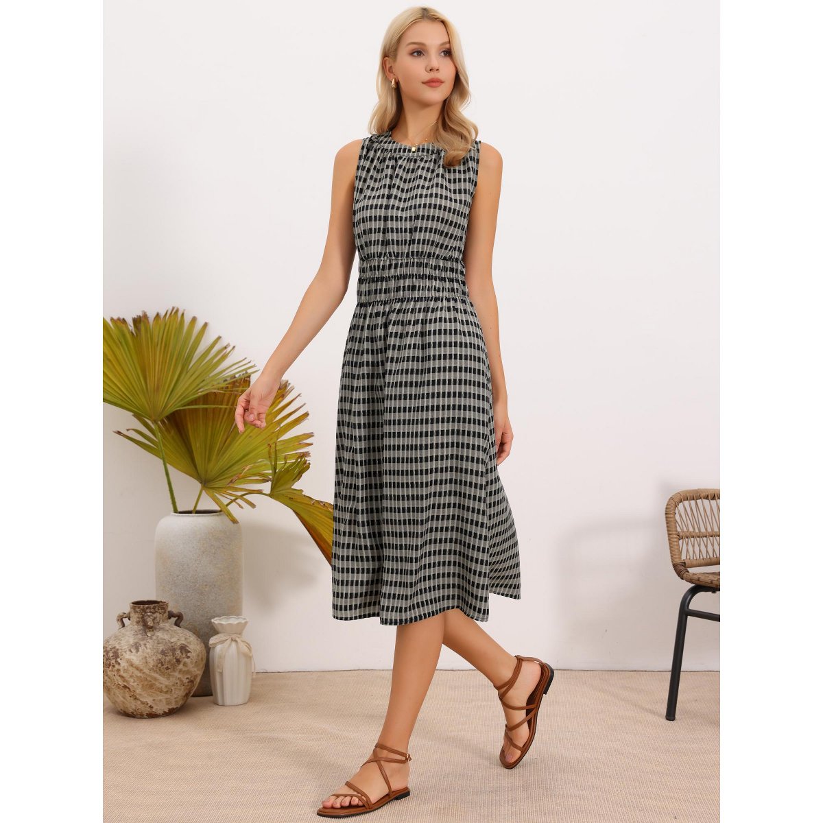 Женские платья INSPIRE CHIC Women's Sleeveless Plaid Crew Neck Smocked Waist A-Line Midi Dress Small Black — фото 4