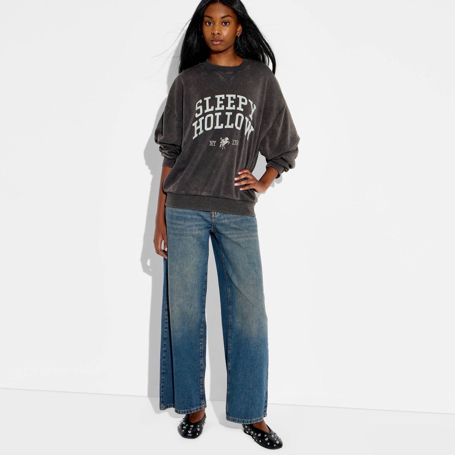 Women's Crewneck Sleepy Hollow Graphic Sweatshirt - Washed Black