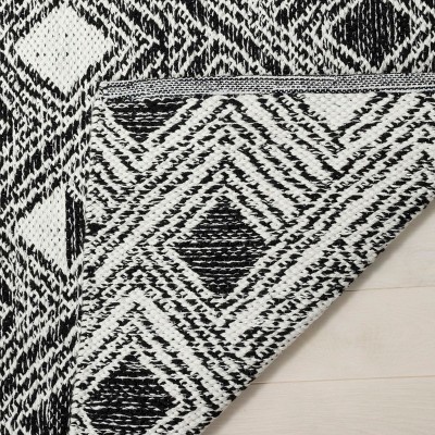 Coastal Charm Black and Ivory Geometric Flat Woven 5' x 8' Rug