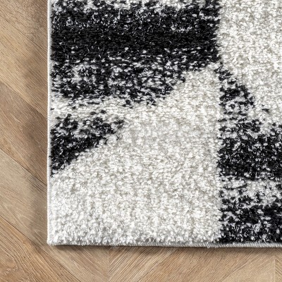 4' x 6' Black and White Reversible Shag Area Rug