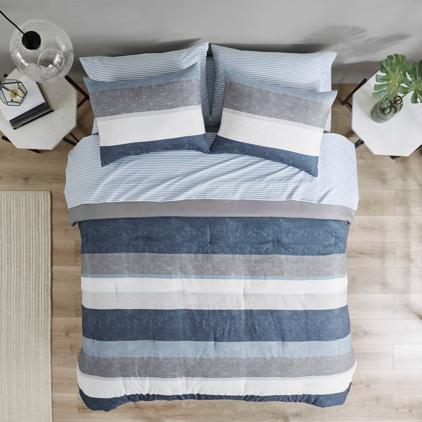 Комплект с одеялом Madison Park 7pc Queen Ryder Comforter Set with Bed Sheets Blue/Gray, цвет: Синий — фото 1