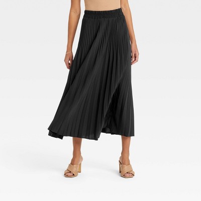 pleated black skirt