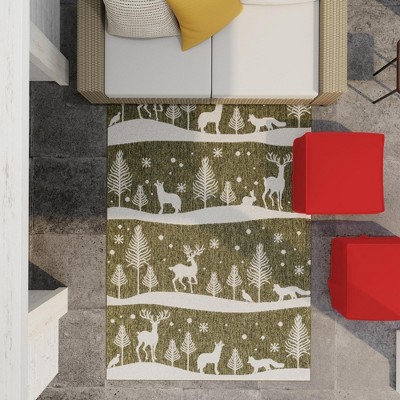 Green and Ivory Synthetic Outdoor Holiday 5' x 7' Area Rug