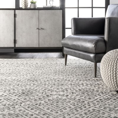 Modern Gray Diamond Trellis 80" Synthetic Area Rug