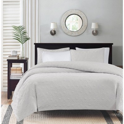 white quilted bedspread queen