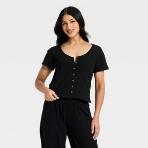 Playera de mujer de cuello redondo con botones al frente y manga corta - Universal Thread™