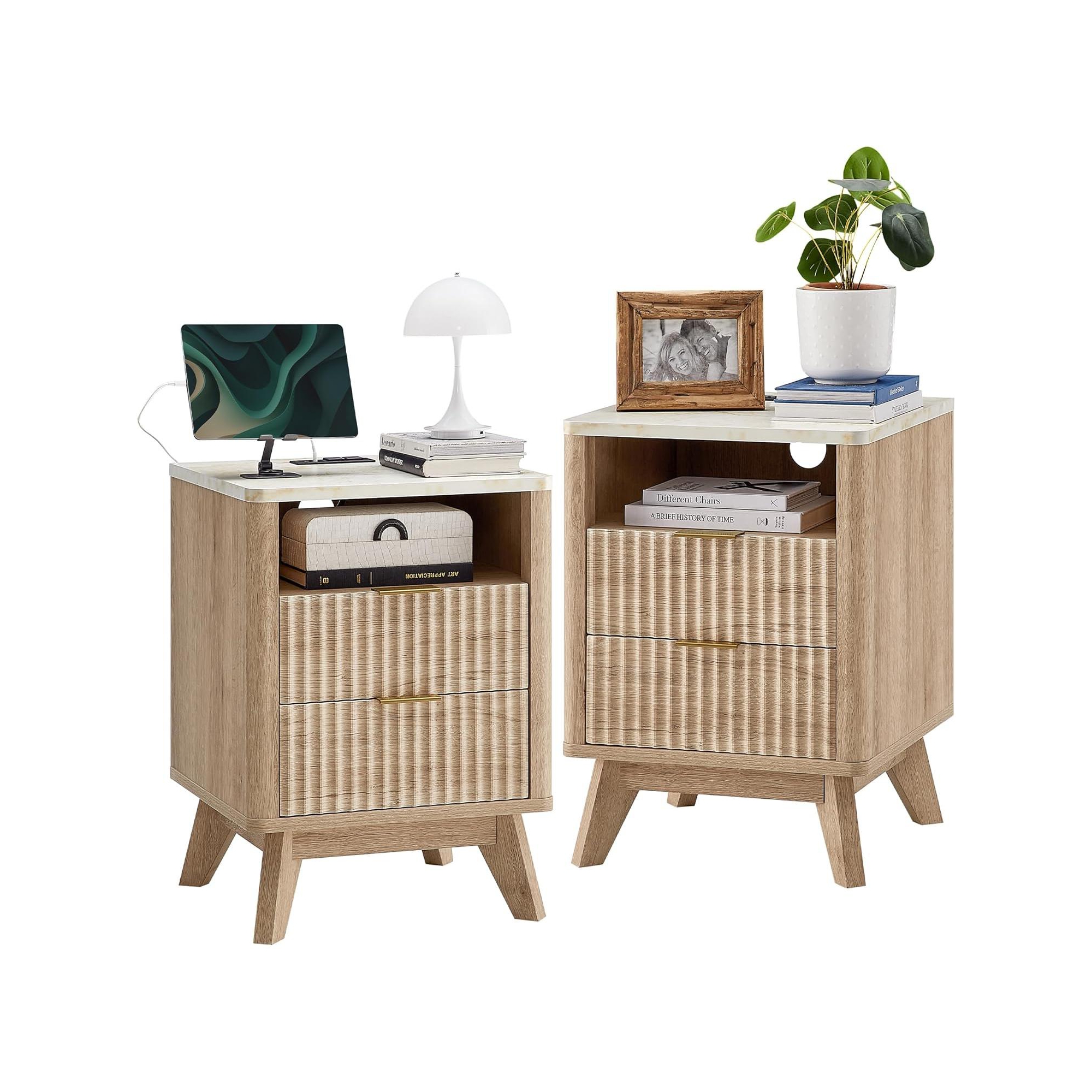 Nightstand Set of 2, Modern Fluted End Table with Charging Station & Faux Marble Top, 18″ Bedside Table for Bedroom/Living Room/Hallway, Natural Oak