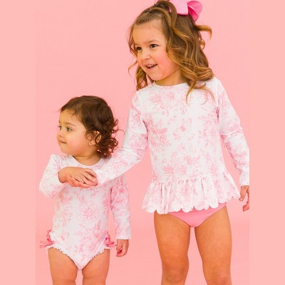 RuffleButts Girls Upf50+ Sun Protected Scallop Hem Long Sleeve Rash Guard Bikini - Bubblegum Pink Butterfly Garden Toile, 6 — фото 4