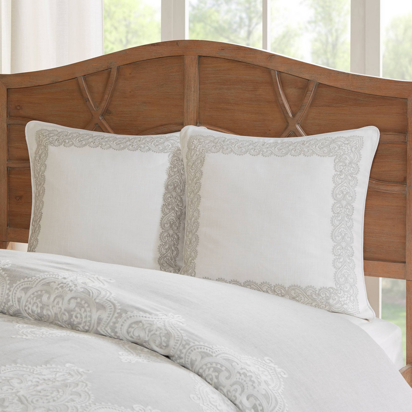 Комплект с одеялом Madison Park 9pc King Barely There Comforter Set Light Gray/White: Luxury Microfiber Bedding Ensemble with Decorative Pillows & Euro Shams, цвет: Светлый серый — фото 3