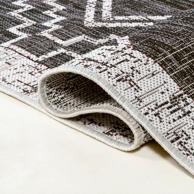 Tribal Diamond Medallion 4'x6' Black/Ivory Synthetic Area Rug