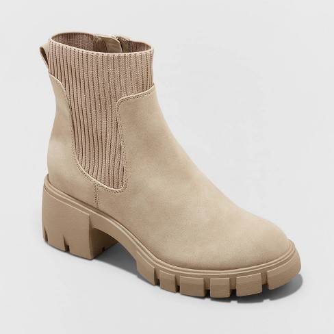 Women's Keeley Chelsea Boots - Universal Thread™ - image 1 of 4