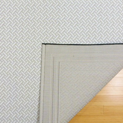 Coastal Charm White/Black Synthetic 6' x 9' Easy-Care Area Rug