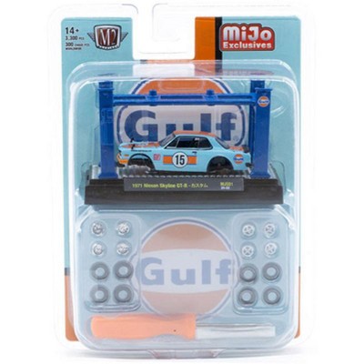 M2 Machines 1971 Nissan Skyline 2000 GT-R Gulf with 4 Post Lift and 2 extra set of  wheels Model Kit