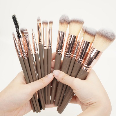 Paaaawaters Makeup brush set, which includes foundation brushes, eyeshadow brushes and other types of makeup brushes.