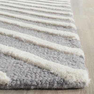 Handmade Silver and Ivory Wool Tufted Area Rug 5' x 8'