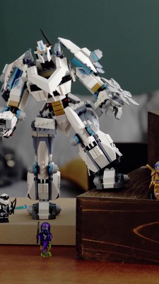 Le robot de combat titan de zane Lego