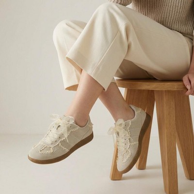 Женские кроссовки CUSHIONAIRE Belinda Women’s Lace Detail Casual Sneakers – Elegant Ribbon Lace-Up Shoes with Memory Foam Ivory Vegan Suede 8.5 — фото 8