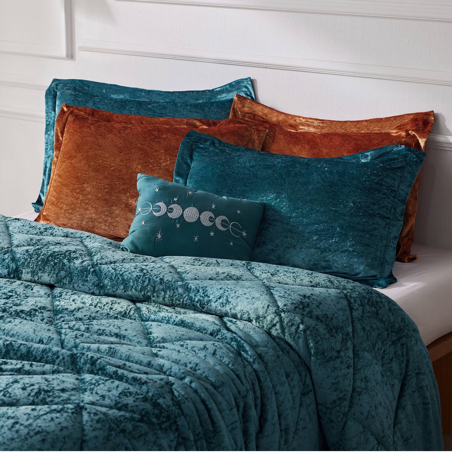 Комплект с одеялом Intelligent Design 4pc Full/Queen Alyssa Velvet Quilted Diamond Ultra Soft Comforter Set Teal: Luxury Glam Bedding, Hypoallergenic, Oeko-Tex Certified, цвет: Бирюзовый — фото 3
