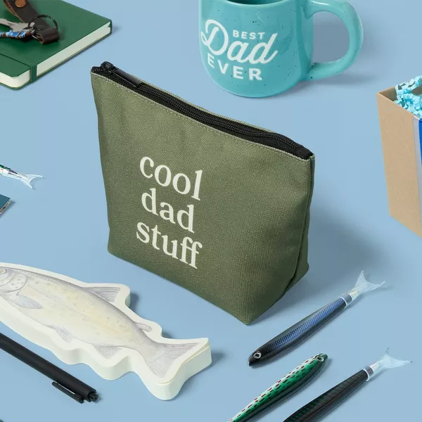 Collection of Father's Day items for Dads. Such as mugs, pens, Lindt chocolates and bose headphones.