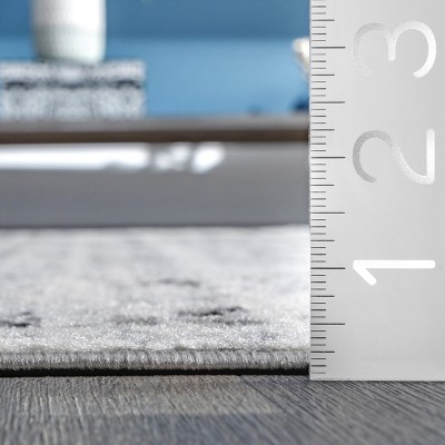 Gray 4' x 6' Synthetic Aztec Pattern Area Rug