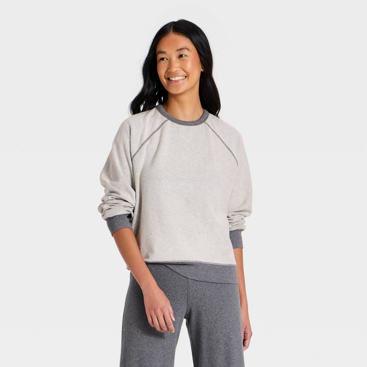 Women's Raglan Sweatshirt - Universal Thread™
