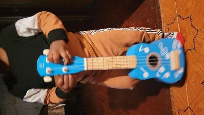 Ukulélé bleu Hape® pour enfant de dès 3 ans - Musicakids éveil musical