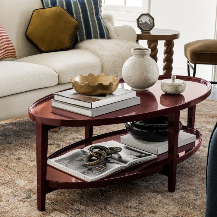 Lacquered coffee table with fresh decor for the season