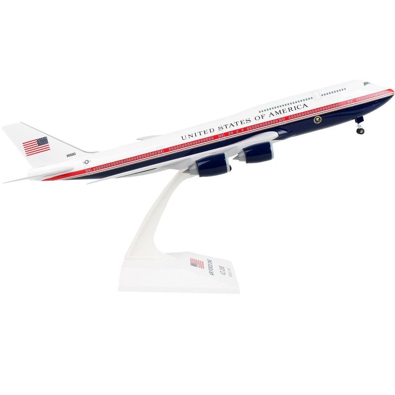 Boeing 747-8i (VC-25B) Commercial Aircraft "Air Force One - USA" White w/Red & Blue (Snap-Fit) 1/200 Plastic Model by Skymarks, 2 of 6