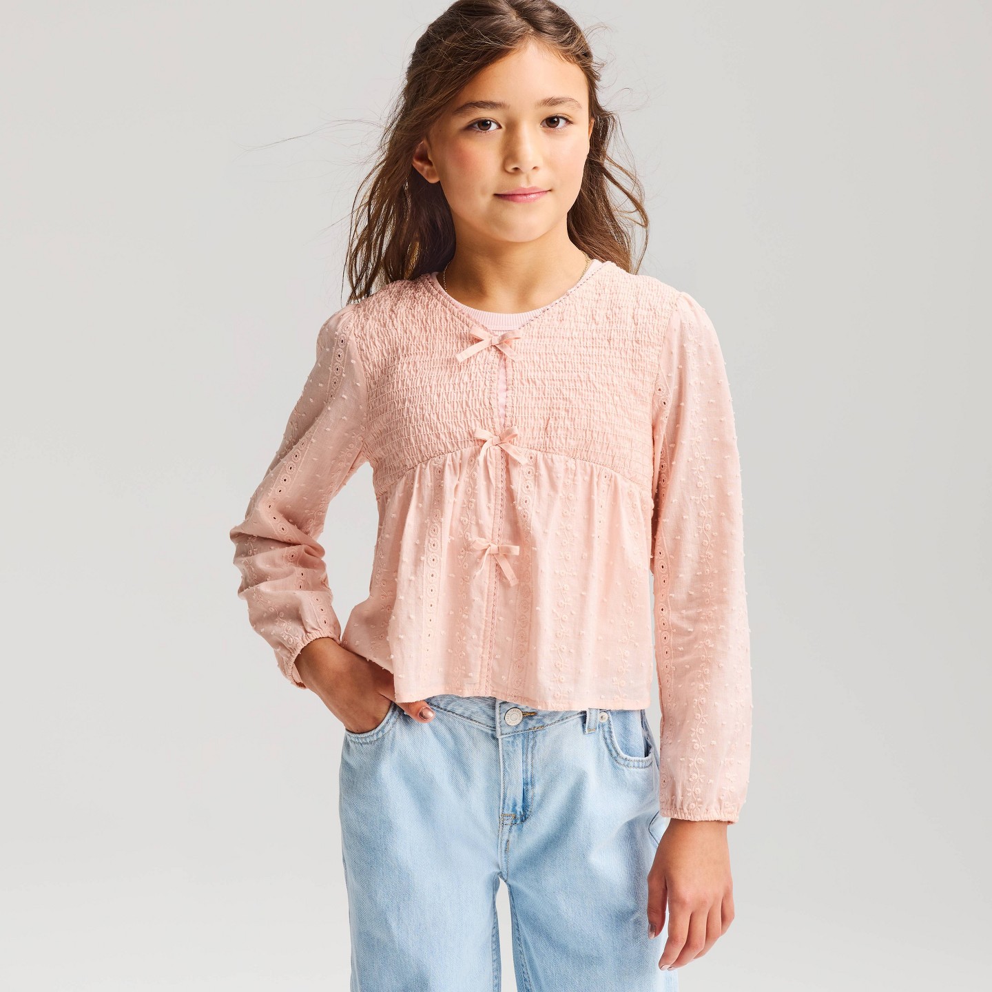 Блузка Cat & Jack Long Sleeve Tie-Front Eyelet Smocked Blouse для девочек, цвет: Розовый — фото 1