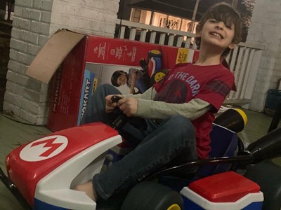Enfant jouant au circuit electrique Mario Kart NEWS : Activite des
