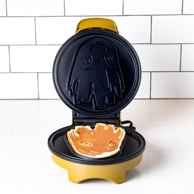 Uncanny Brands Marvel Groot Waffle Maker