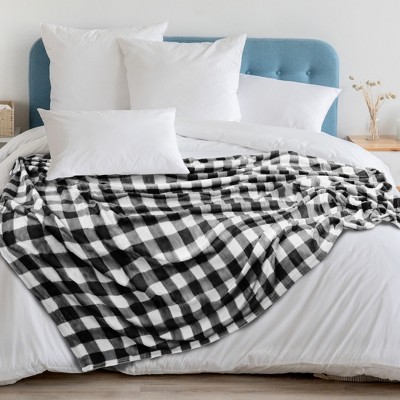 Cozy Buffalo Plaid Fleece Queen Blanket in White/Black