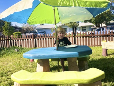 Step2 naturally playful picnic table with store umbrella playset