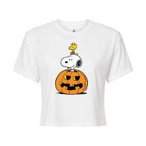Women's - Peanuts - Snoopy Woodstock Pumpkin Cropped Graphic T-Shirt - 1 of 4