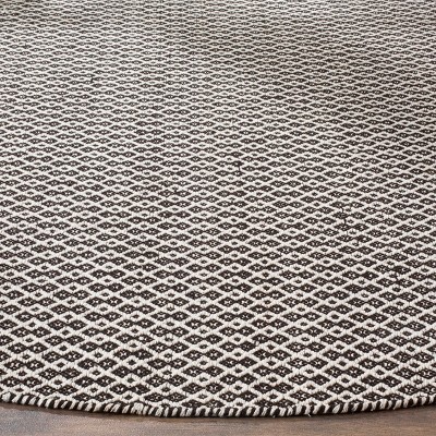 Coastal Charm Black and Ivory Geometric Handwoven Round Rug