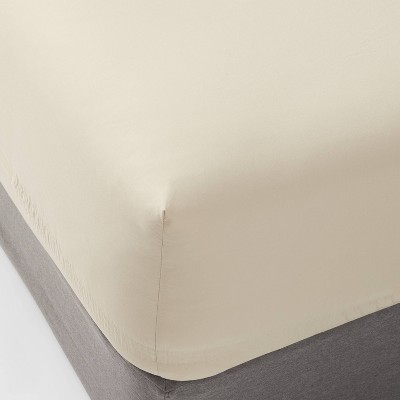 Queen 300 Thread Count Ultra Soft Fitted Sheet White - Threshold™