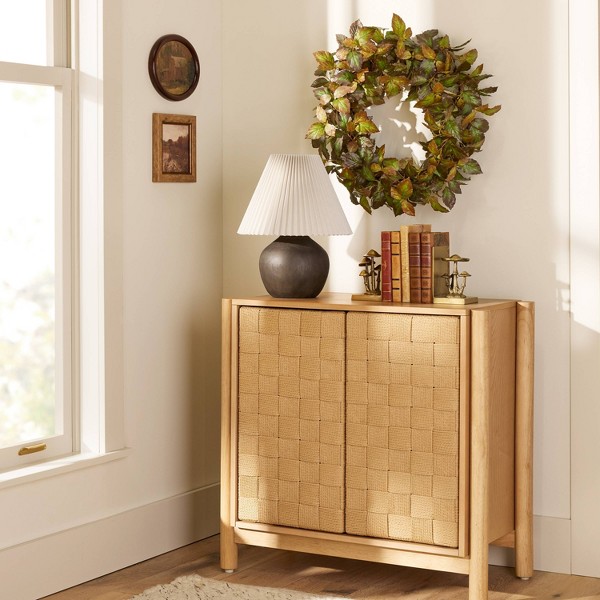 Lámpara de mesa de madera oscura con pantalla plisada - Hearth & Hand™ with Magnolia 3