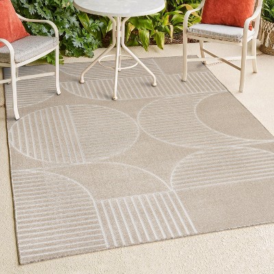 Beige and Cream Geometric High-Low 5x8 Indoor/Outdoor Rug