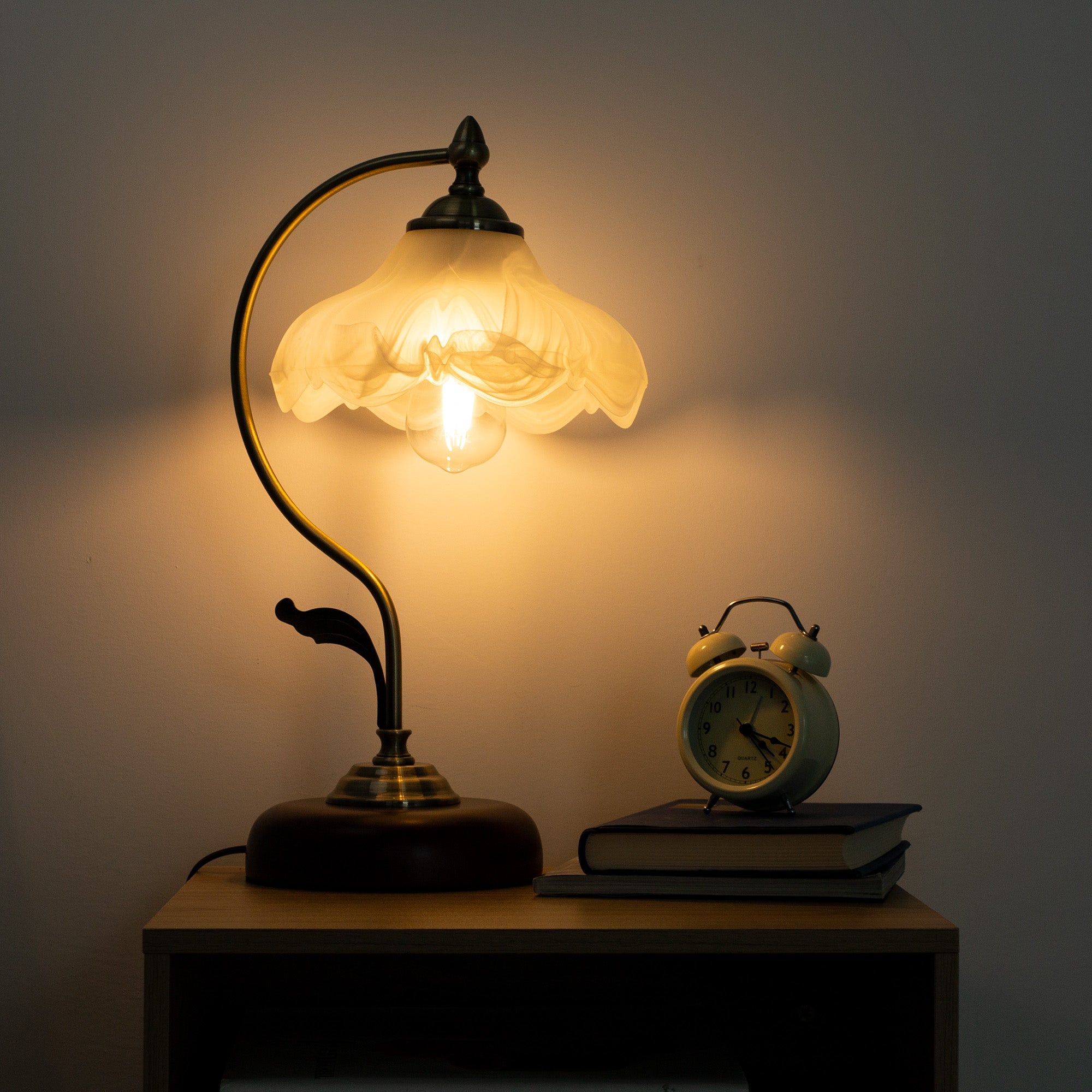 YANSUN 17 in. Vintage Floral Table Lamp with E26 Base, Decorative American Style Bedside Lamp, Classic Petal Design Table Light