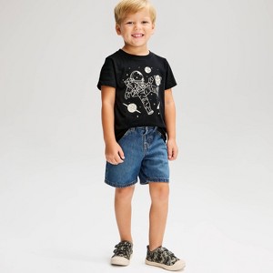 Playera de manga corta de nave espacial de ajuste clásico para niños pequeños - Cat & Jack™ Negro