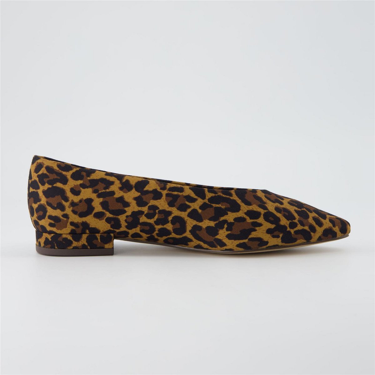 Обувь CUSHIONAIRE Gabor Women's Pointed Toe Slip-On Flat +Memory Foam Fabric Leopard 8 — фото 4