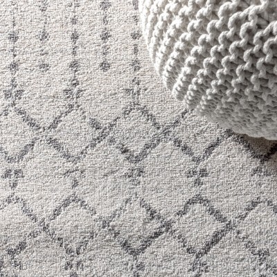 Gray and Cream Diamond Pattern 4' x 6' Area Rug