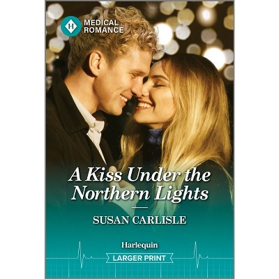 A Kiss Under the Northern Lights - Large Print by  Susan Carlisle (Paperback)