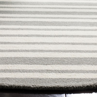 Safavieh Kids 5' Round Gray and White Wool Tufted Rug