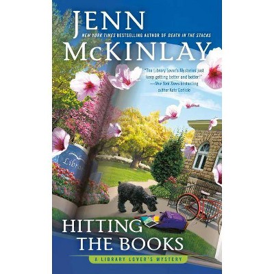 Hitting the Books - (Library Lover's Mystery) by  Jenn McKinlay (Paperback)