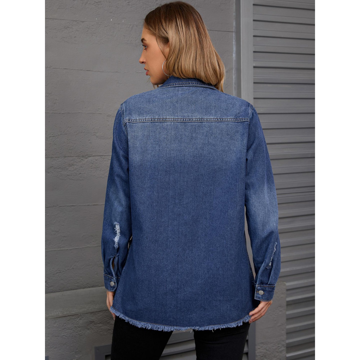 Женские куртки INSPIRE CHIC Frayed Hem Long Sleeve Button Up Oversized Denim Jackets with Pockets Large Blue, цвет: Джинсовый — фото 4