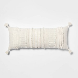 Cojín decorativo oblongo extragrande tejido con flecos anudados en natural - Threshold™: algodón, cojín acento rectangular para interiores