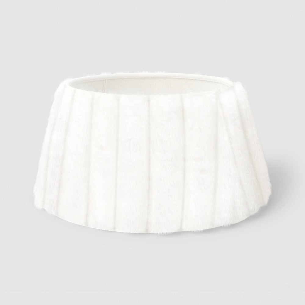 24" Ribbed Faux Fur Christmas Tree Collar White - Wondershop