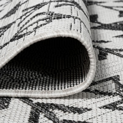 Bohemian Geometric Black/Ivory Synthetic 4' x 6' Easy-Care Rug